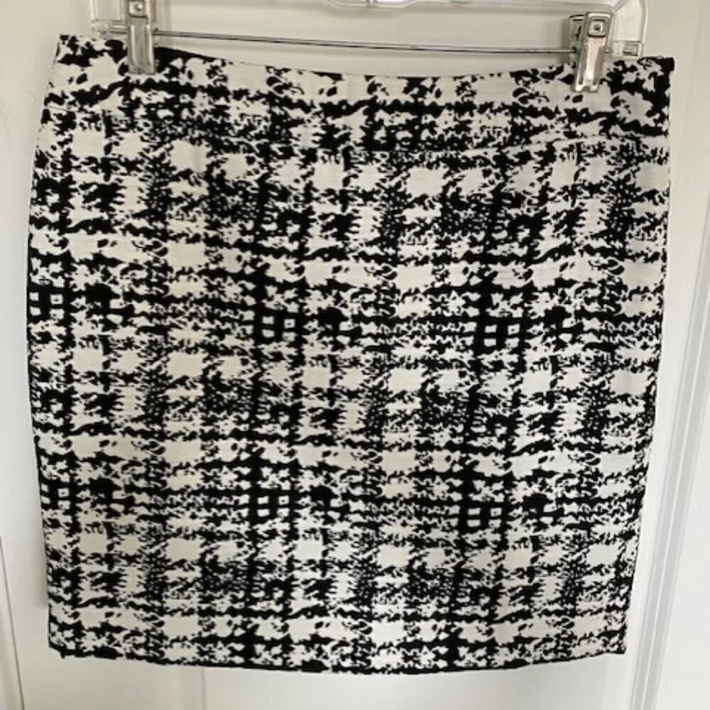 ANN TAYLOR Graphic Print Black White Mini Skirt 6 Petite - Picture 7 of 13